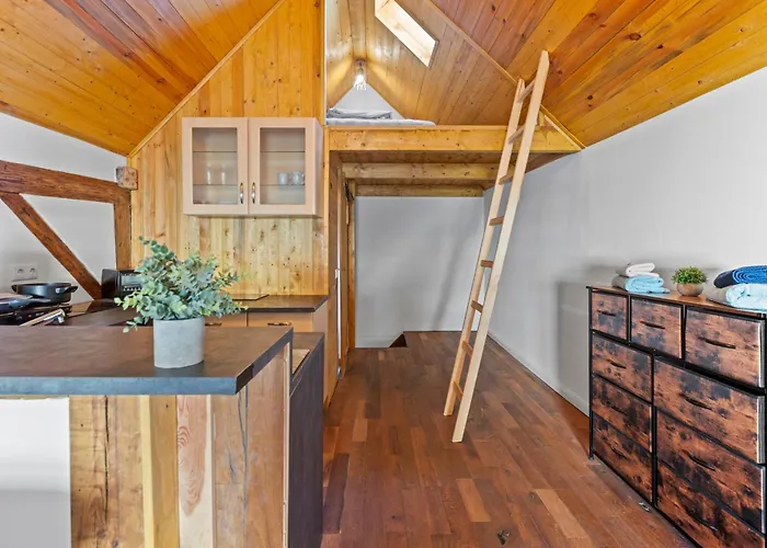 Sabina Mounteurwohnung Dachboden I 55 Zoll Tv I Schlafcouch Mit 20cm Matraze 2 Weitere Schlafplaetze I Kueche I Bad شقة